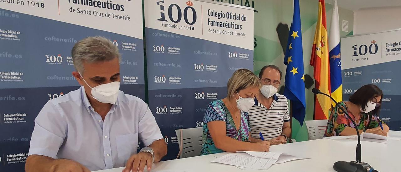 Momento de la firma del convenio entre los farmacéuticos de Canarias y los afectados con covid persistente.