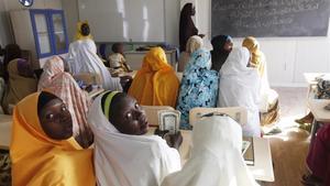 Jóvenes desplazadas por los ataques de Boko Haram acuden a clase en Maiduguri, Nigeria