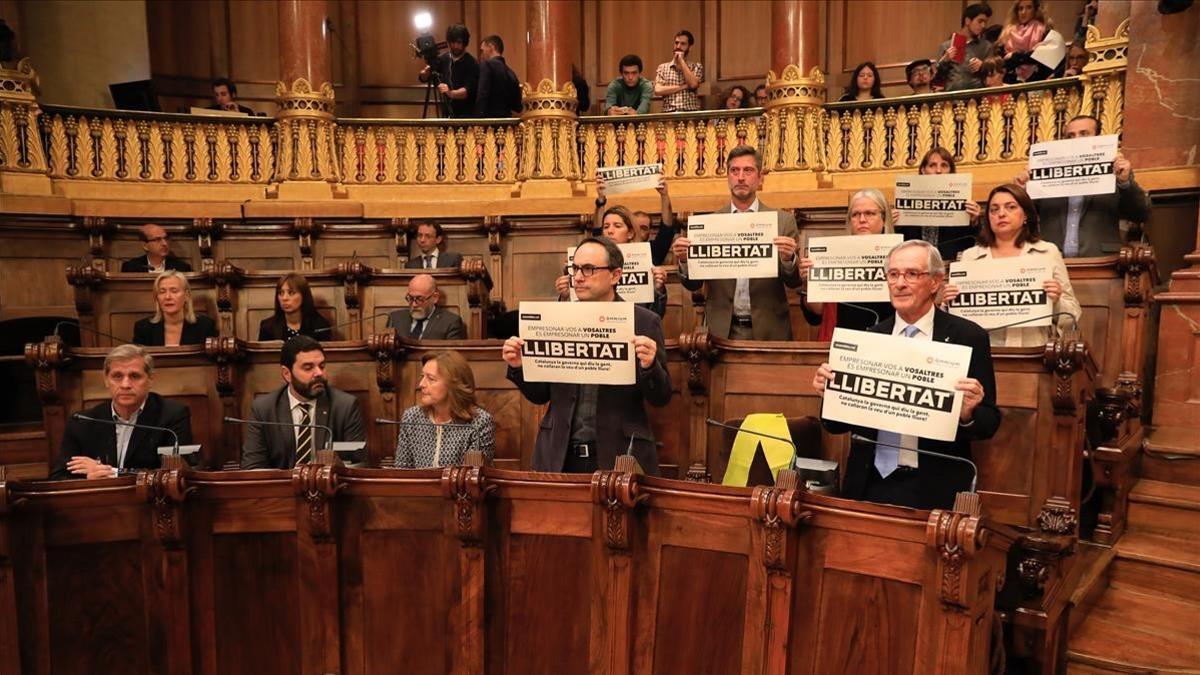 Pleno extraordinario de Barcelona por el encarcelamiento de los 'exconsellers' con el antiguo escaño de Joaquim Forn vacío, este viernes.