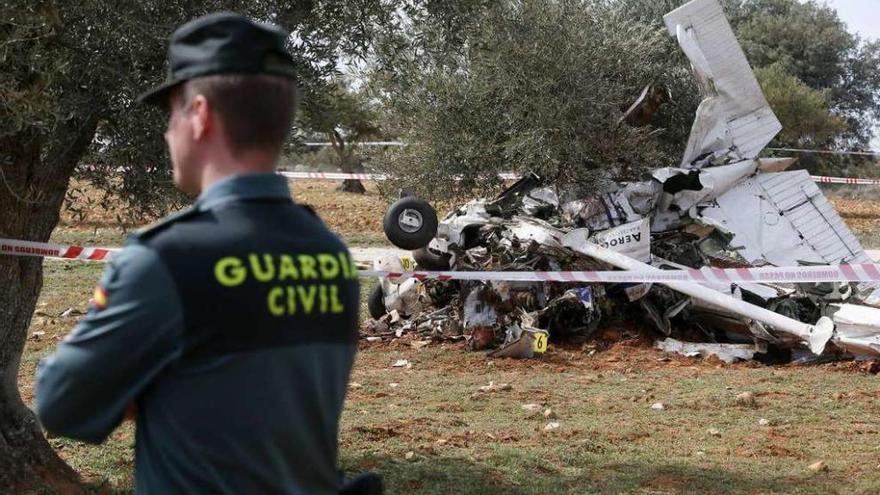 Estado en el que quedó la avioneta que se estrelló en Madrid y cuyos tres ocupantes fallecieron. // Efe