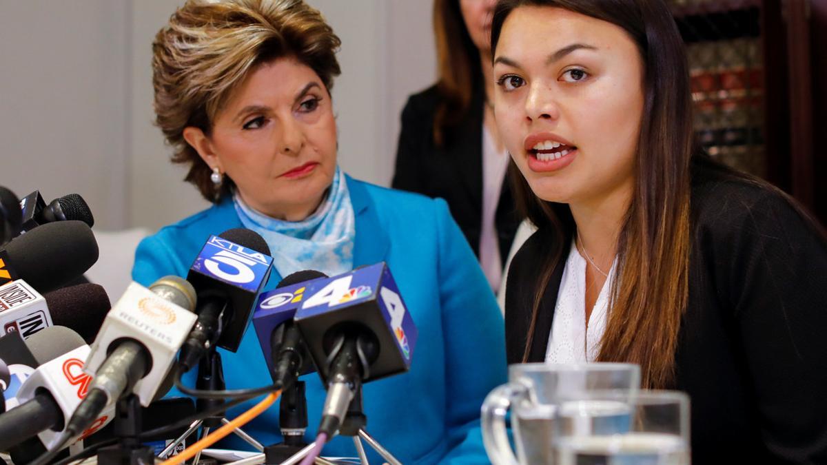 La abogada Gloria Allred observa a su cliente, Danielle Mohazab, una de las jóvenes que ha denunciado abusos del ginecólogo George Tyndall.