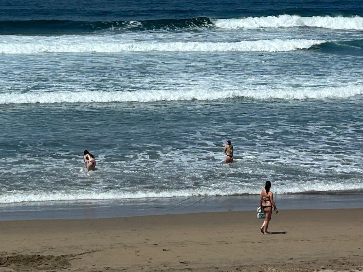 Bañistas en la playa de Salinas.