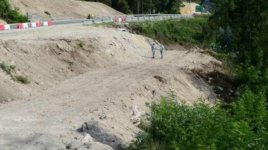 Propietarios de A Xalde en terrenos sin identificar, en agosto. // G.N.