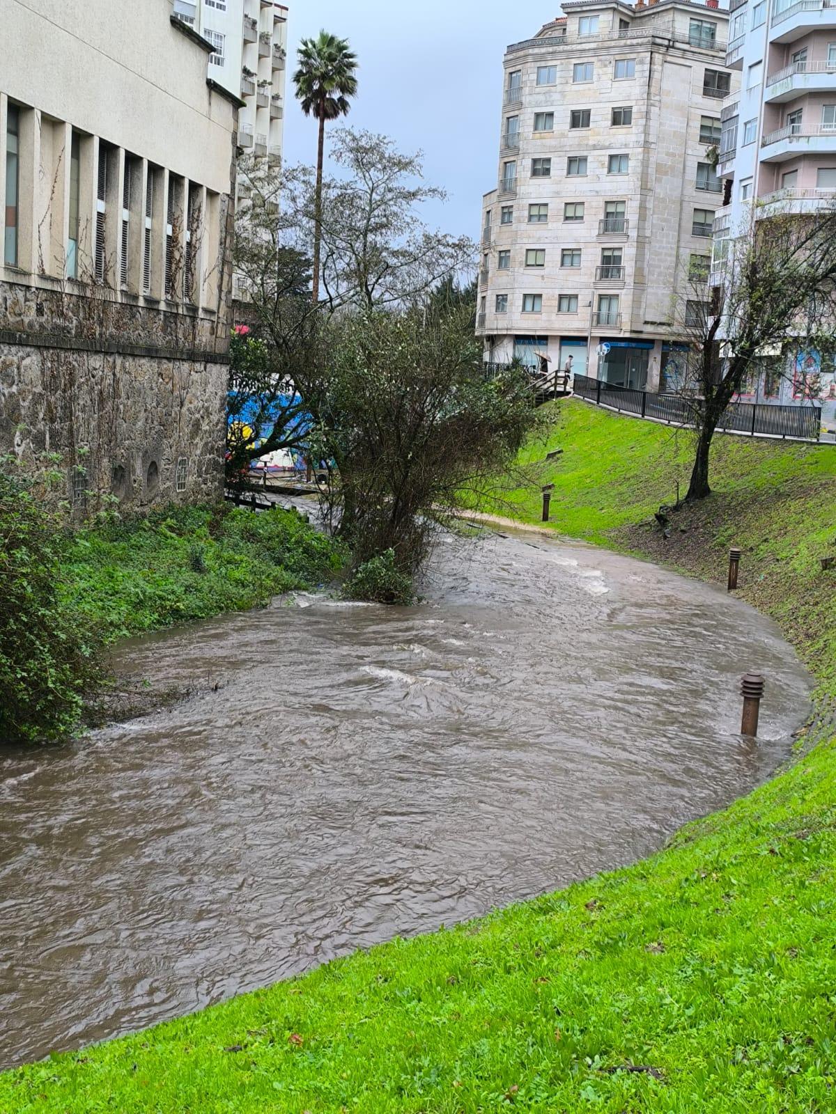 Río de Os Gafos desbordado en la ciudad