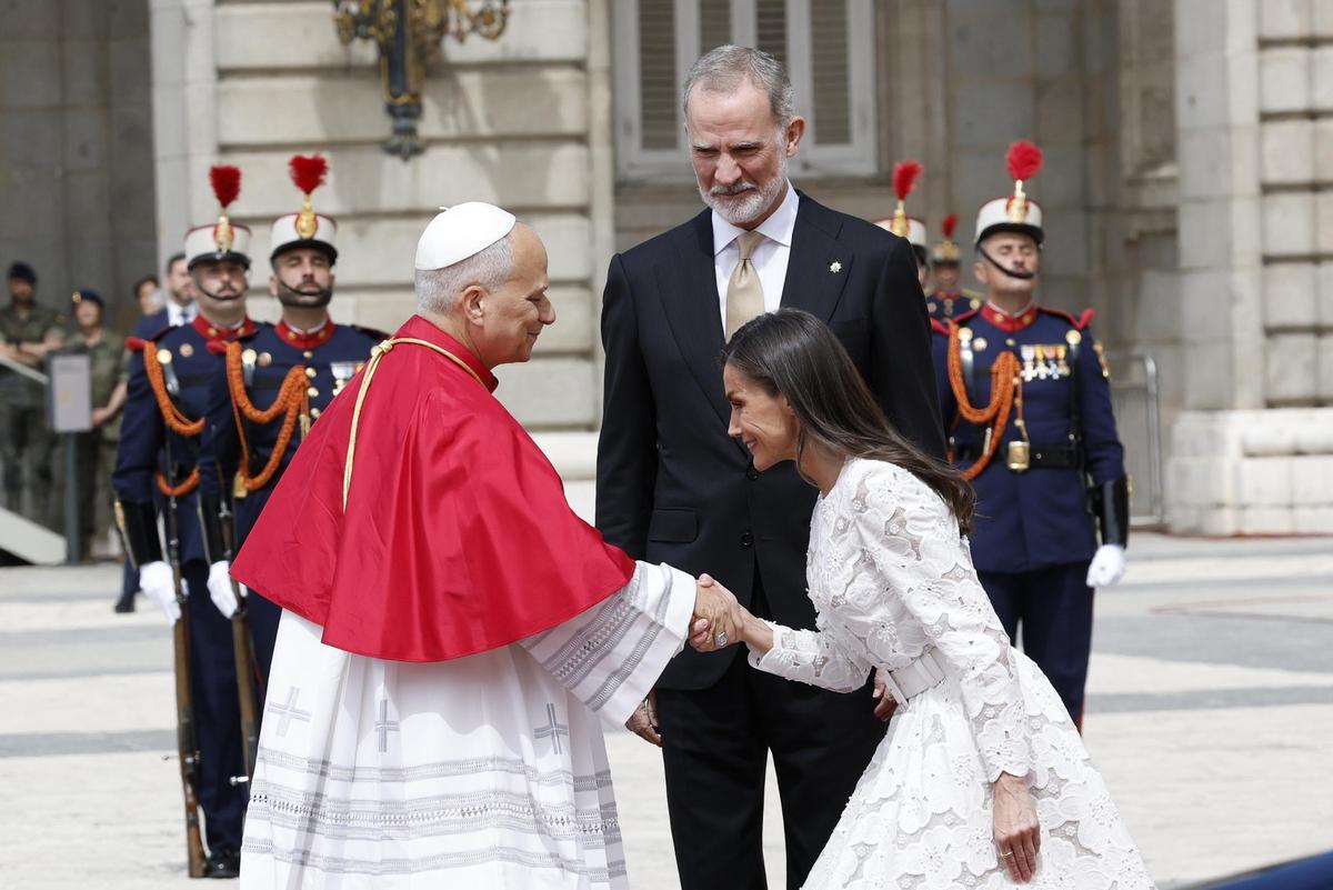 La reina Letizia, junto al rey Felipe VI, saluda al papa León XIV en la Plaza de la Armería del Palacio Real, donde ha tenido lugar la bienvenida oficial con la rendición de honores y la interpretación de los himnos nacionales de España y del Estado de la Ciudad del Vaticano.