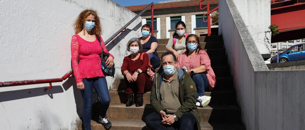 Algunos de los trabajadores del Servizo de Axuda no Fogar de Vigo, en la Praza do Rei