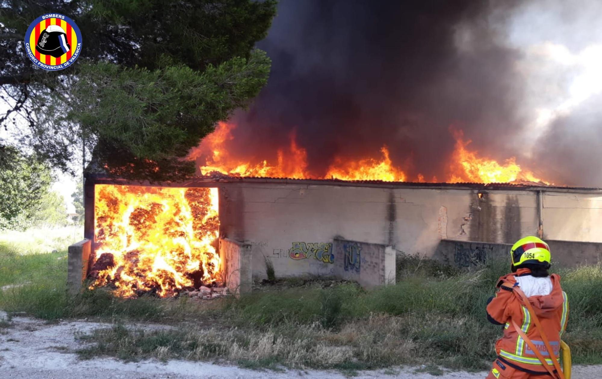 Se desata un incendio en una nave de almacenaje de ropa en L'Olleria