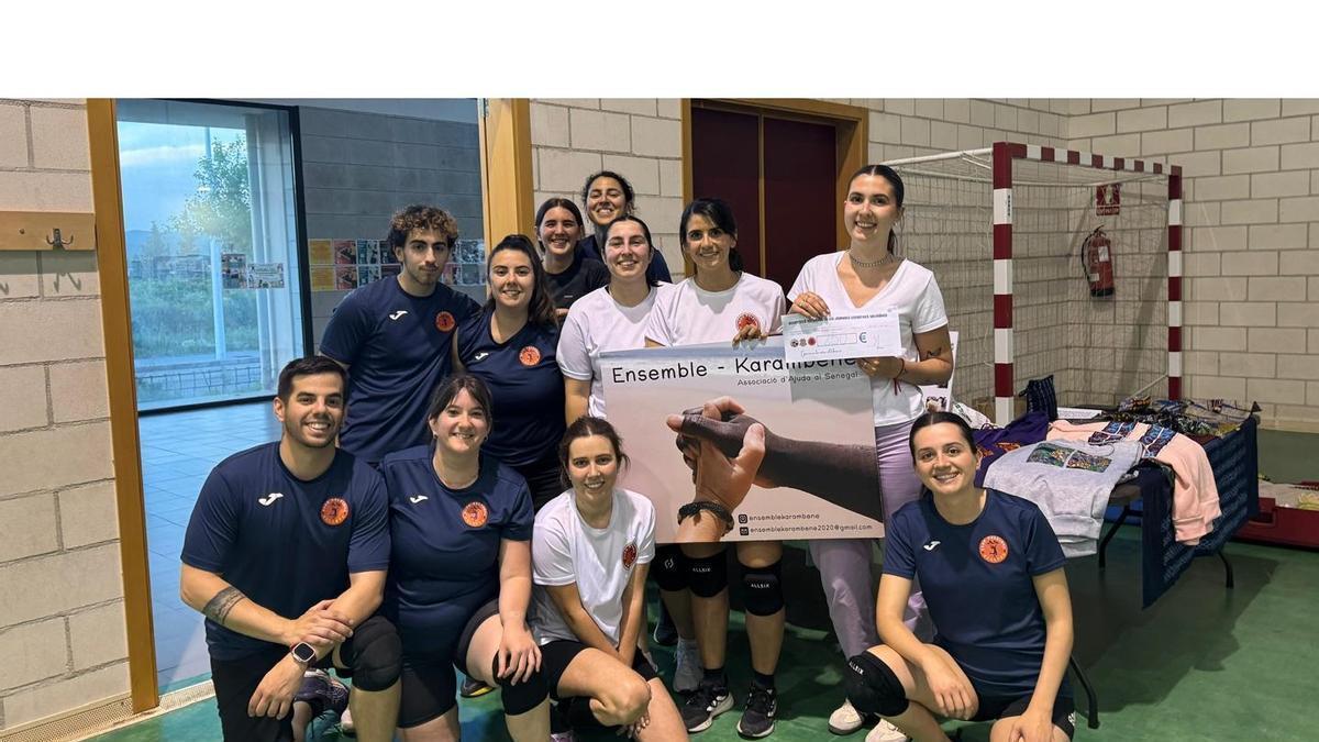 El grupo de voleibol de Vallada, partícipe en la iniciativa solidaria.