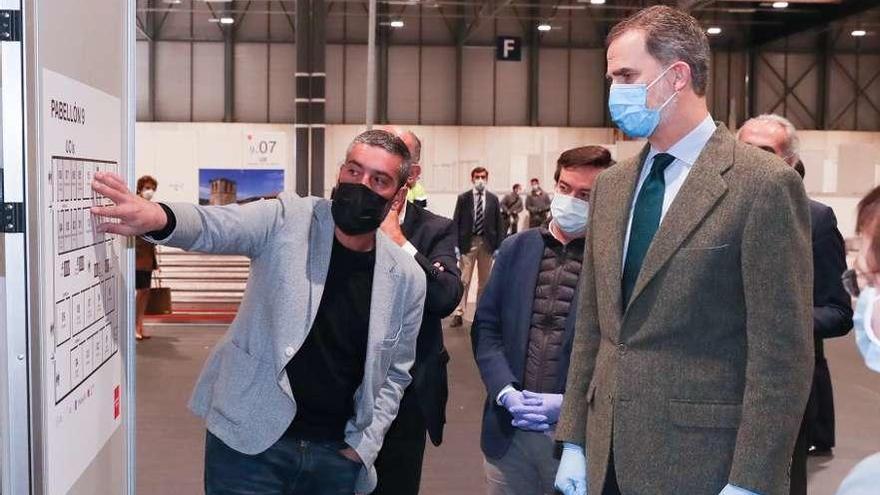 Felipe VI, ayer, durante su visita al hospital de emergencia instalado en Ifema (Madrid). // Casa Real