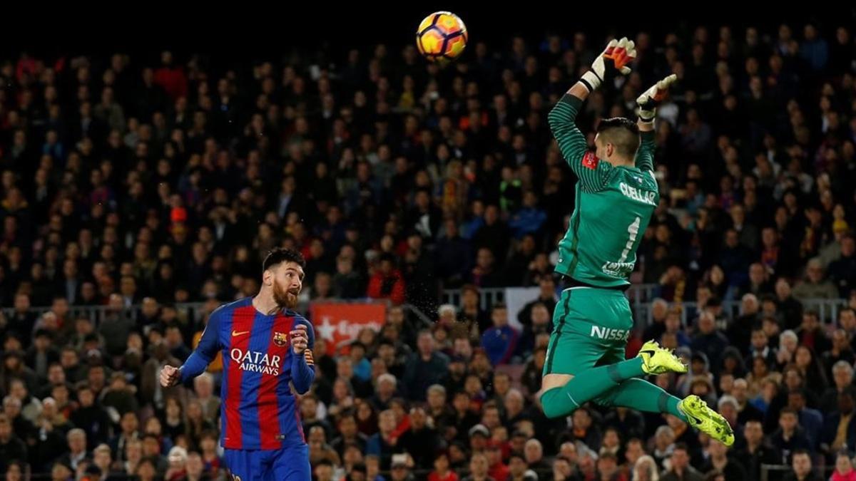 Messi cabecea de vaselina ante la salida de Cuéllar en el Barça-Sporting.