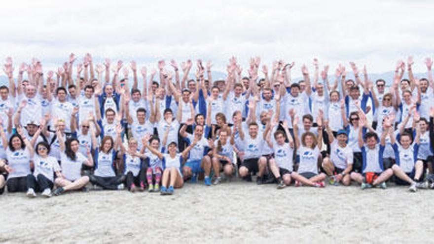 Foto de familia de la empresa austríaca Runtastic, que presentó en la isla su último dispositivo.