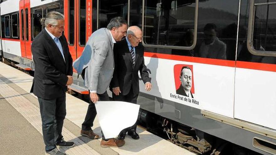 Ticó, Junyent i Llauradó, renebot de Prat de la Riba, després de descobrir la imatge a l&#039;exterior del comboi