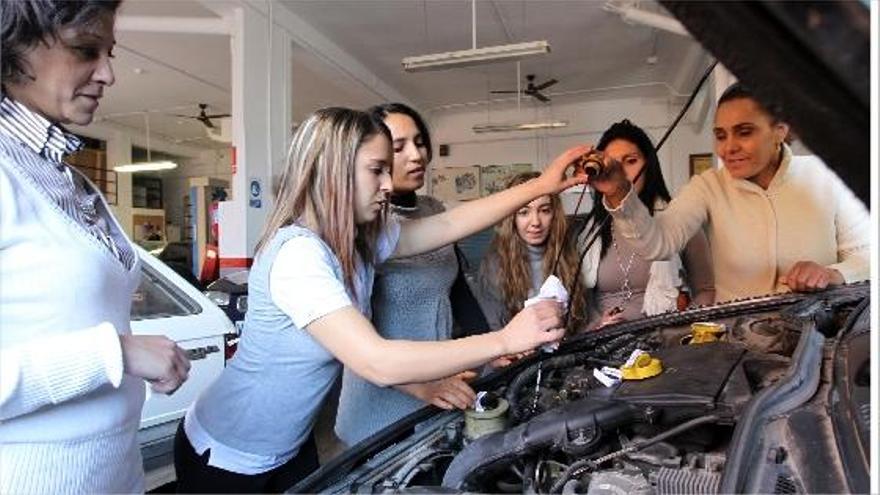 Las alumnas del curso aplican los conocimientos aprendidos tras una semana en el taller del centro CELA, en Benimàmet.