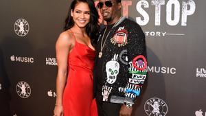 Cassie Ventura y Sean Combs en una alfombra roja en 2017. 
