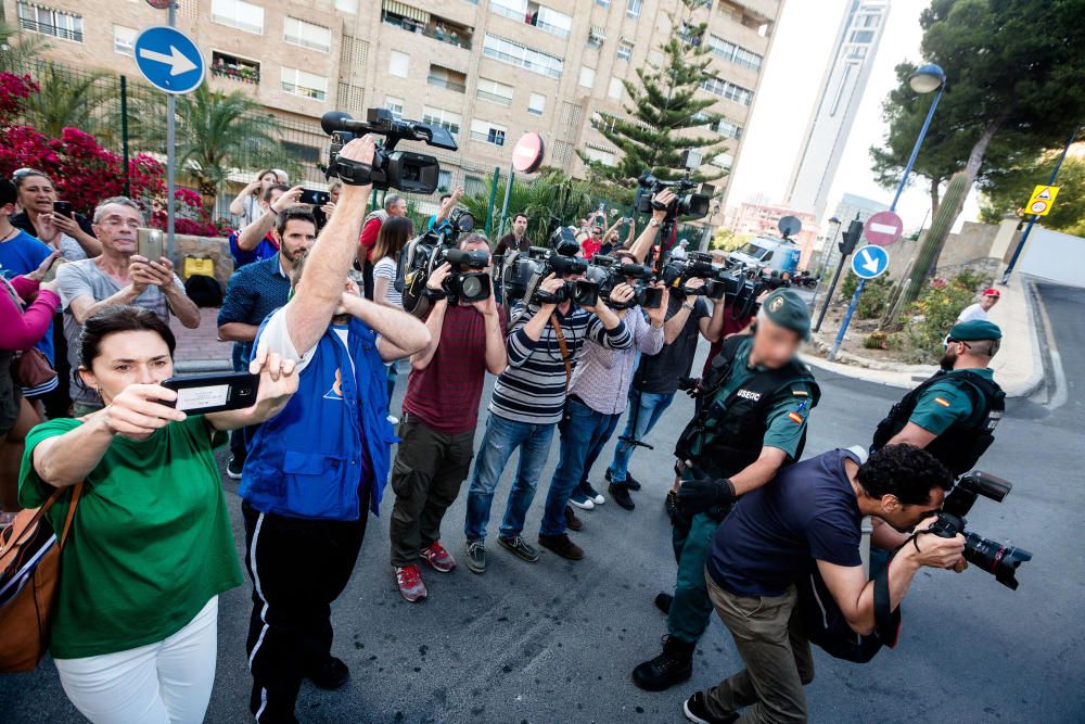 Zaplana llega a Benidorm escoltado por la Guardia Civil para el registro de su chalé