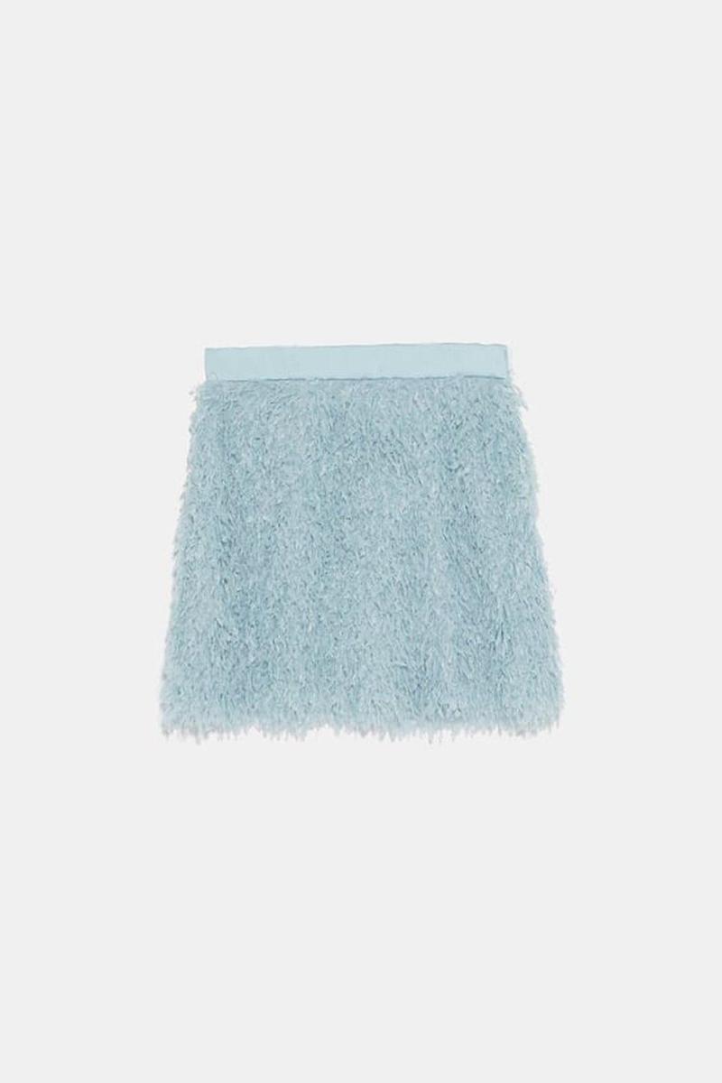 Falda mini en efecto pluma en azul de Zara (Precio: 25,95 euros)