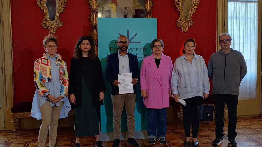 Los diputados de PSIB, Més y Podemos, ayer en el Parlament.