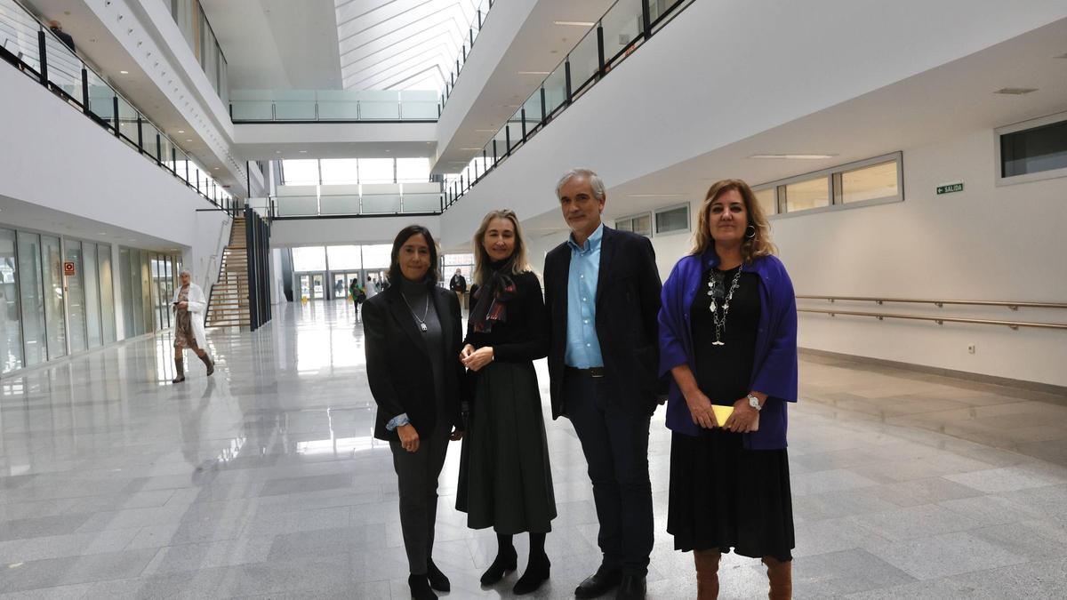 De izquierda a derecha, María José Villanueva (direutora del HUCA), Beatriz López (xerente del HUCA), Aquilino Alonso (xerente del Sespa) y Alejandra Fueyo (exdireutora d'Asistencia Sanitaria del Sespa), nel atriu del hospital uvieín.