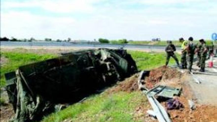 Un soldado, herido al volcar su camión cargado con un TOA