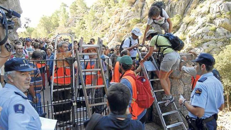 Una de las marchas celebradas en 2009 para pedir el acceso público al camino de Ternelles.