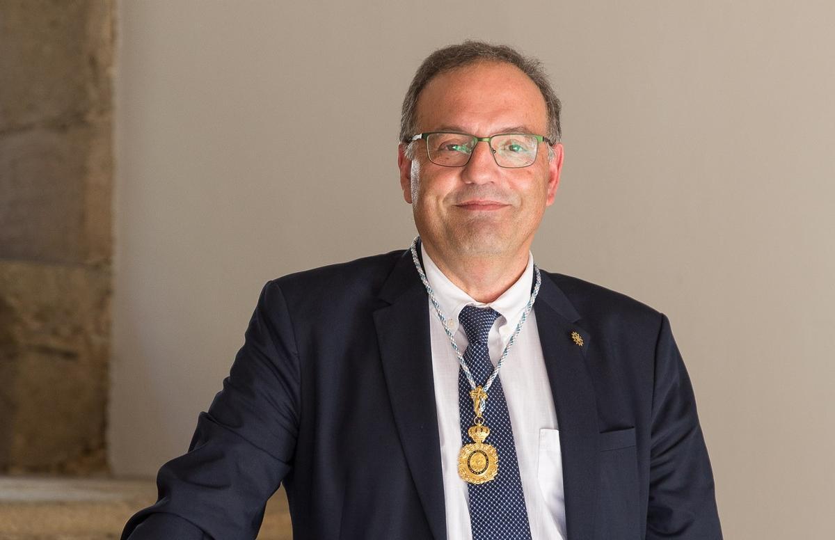O catedrático coa medalla de académico.