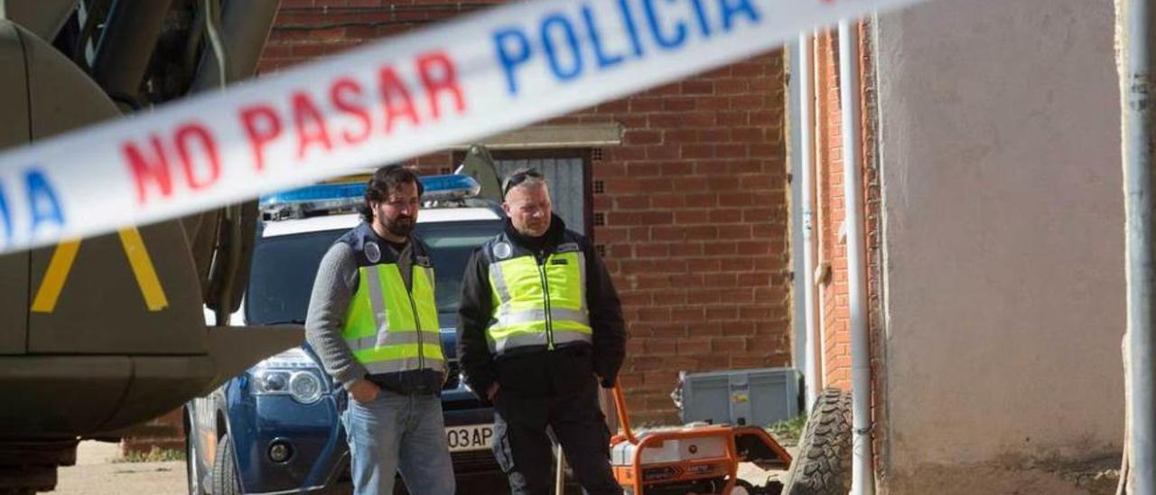 Agentes, durante la búsqueda de los cuerpos, en Matadeón de los Oteros (León), el lunes.