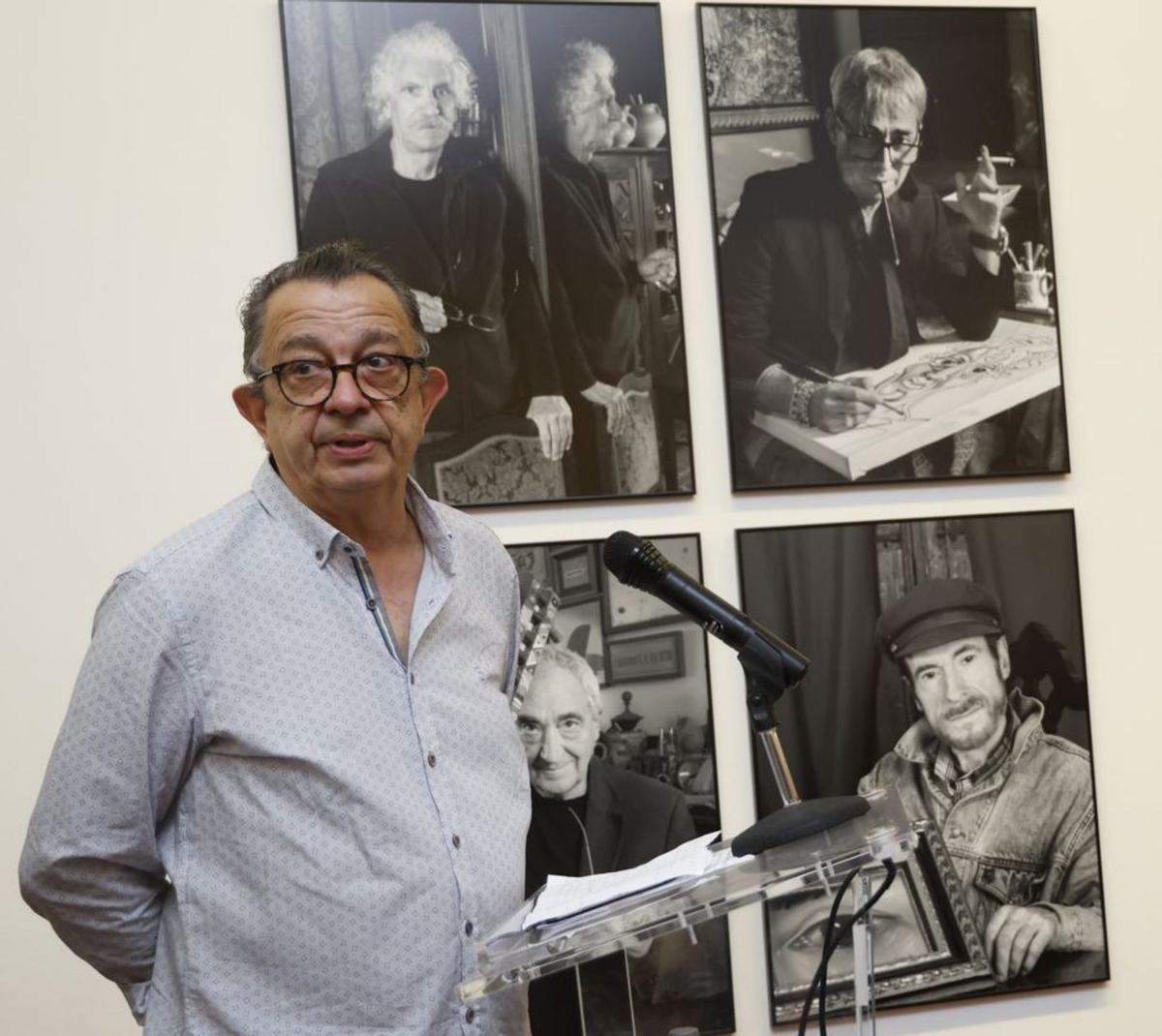 Xulio Gil, cos retratos seus de artistas ás costas.   | // RICARDO GROBAS