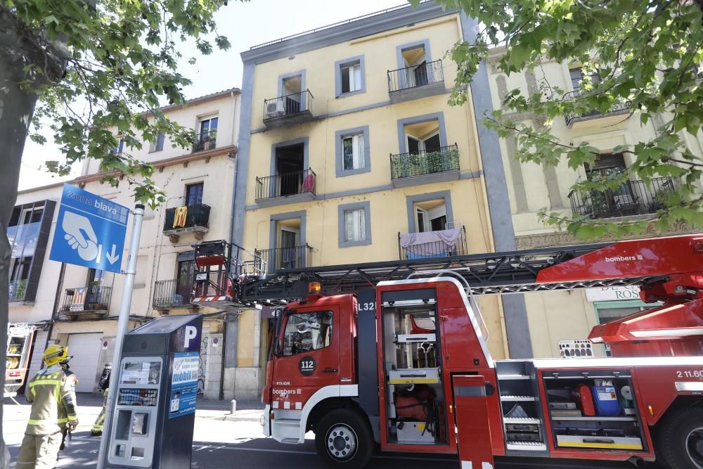 Incendi en un pis del carrer del Carme de Girona