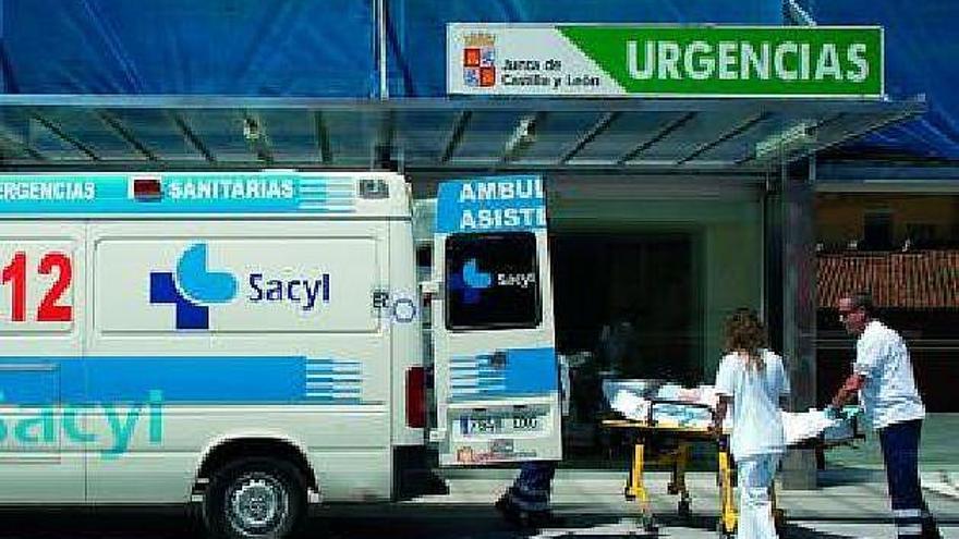 Dos sanitarios en el acceso a Urgencias abierto recientemente.