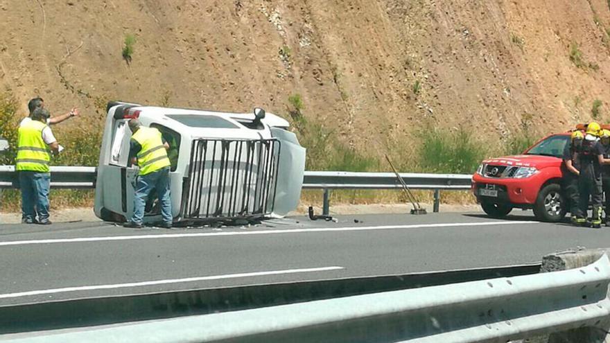 El vehículo siniestrado en la autovía do Barbanza // Bombeiros Boiro