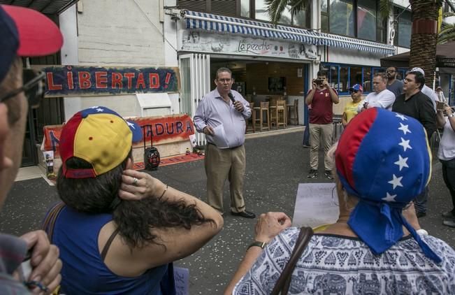 19/04/2017 MANIFESTACIONES  concentración de residentes venezolanos frente a la embajada de su pais para reclamar  elecciones libres