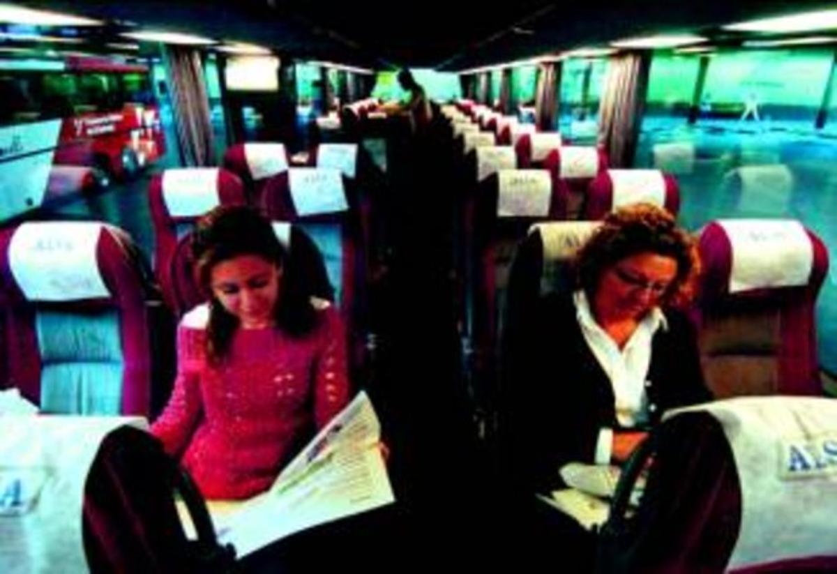 Dues usuàries esperen que arrenqui l’autobús que uneix Lleida amb Barcelona per l’AP-2, dimecres passat.