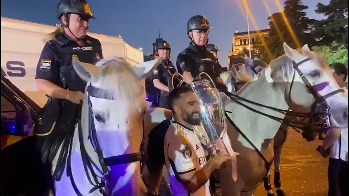 CHAMPIONS CARVAJAL DECIMOQUINTA | El bonito momento de Carvajal con su padre, Policía Nacional, que escoltaba el autobús del Real Madrid | VÍDEO