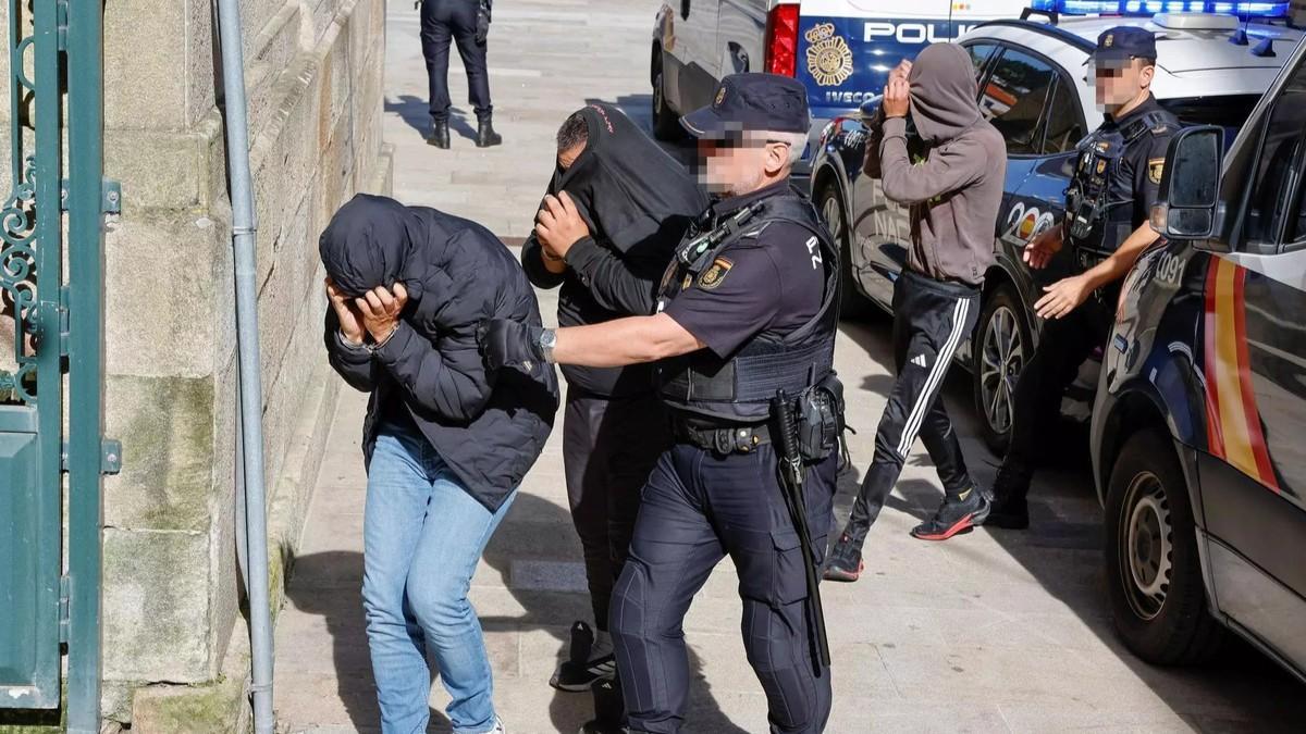 Tres de los detenidos el pasado mes de septiembre por un alijo de 3.600 kilos de cocaína incautado en A Pobra do Caramiñal