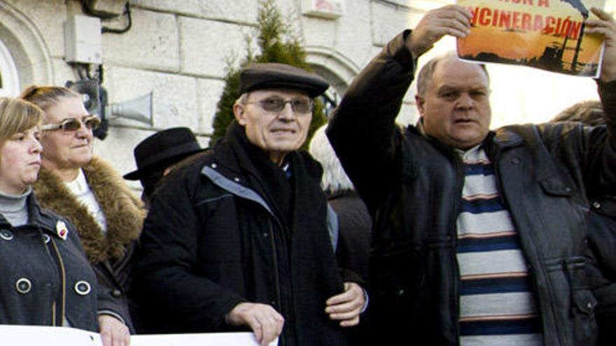 El párroco de Loureiro (centro) se manifestó el pasado sábado contra la incineradora de O Irixo.  // Brais Lorenzo