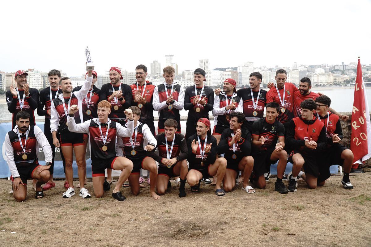 El CR Cabo da Cruz, en la categoría masculina, y el CR Salgado-Perillo, en la femenina resultaron ganadores del Trofeo Teresa Herrera de Traineras disputado este fin de semana en la ensenada del Orzán. El CR Cabo da Cruz, en la categoría masculina, y el CR Salgado-Perillo, en la femenina resultaron ganadores del Trofeo Teresa Herrera de Traineras disputado este fin de semana en la ensenada del Orzán.