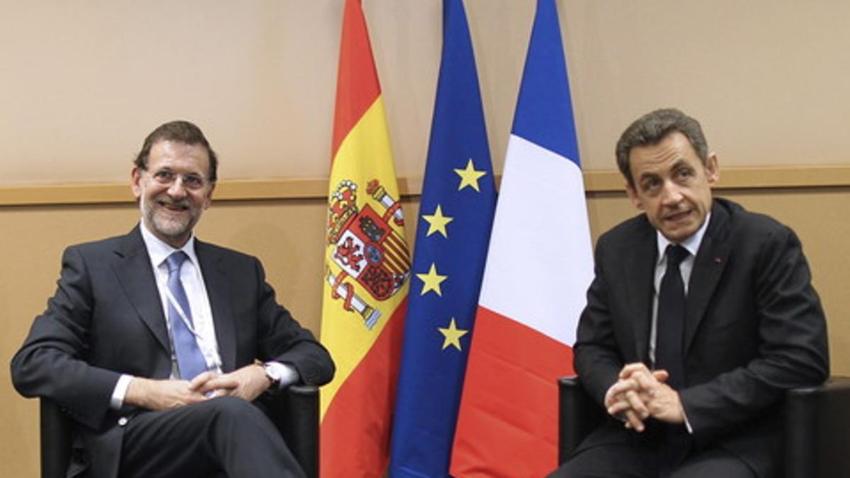 Mariano Rajoy y Nicolas Sarkozy, en un encuentro durante la cumbre del Partido Popular Europeo, en Marsella, el pasado diciembre.