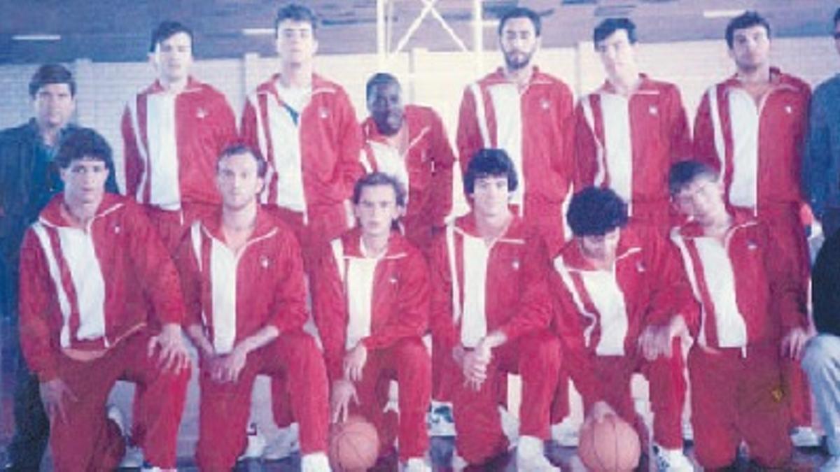 La plantilla del Júver, en un partido en Torre Pacheco cuando ya se había    incorporado Randy Owens.