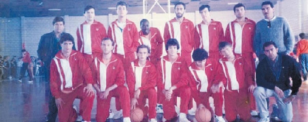 La plantilla del Júver, en un partido en Torre Pacheco cuando ya se había    incorporado Randy Owens.