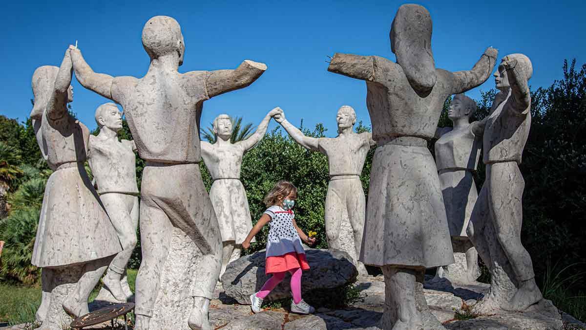 mutilan ocho figuras del monumento a la sardana en montjuc