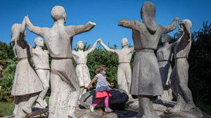 mutilan ocho figuras del monumento a la sardana en montjuc