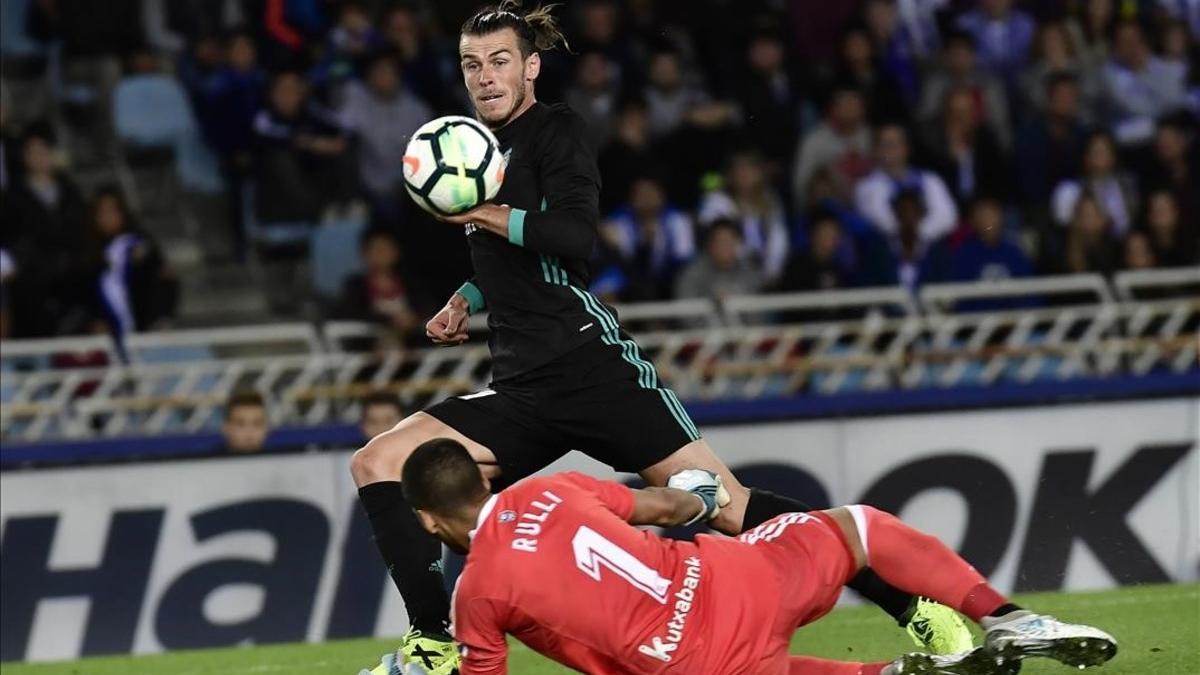 Bale pica  el balón ante Rulli para marcar el tercer gol del Madrid en Anoeta