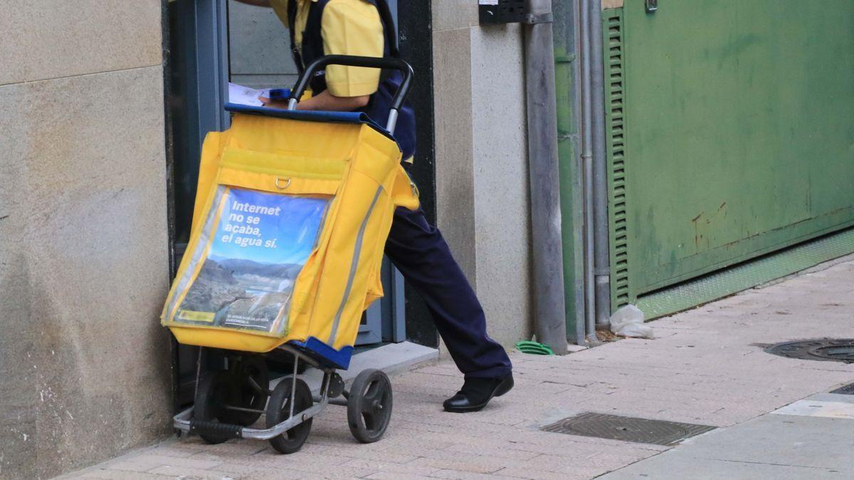 Un cartero hace su servicio por las calles de Zamora.