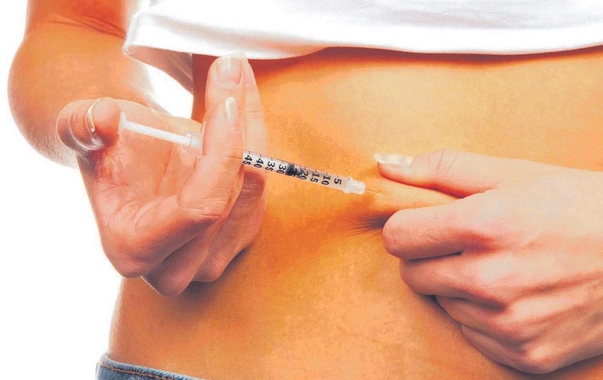 Una dona injectant-se insulina en una fotografia d’arxiu. | DIARI DE GIRONA