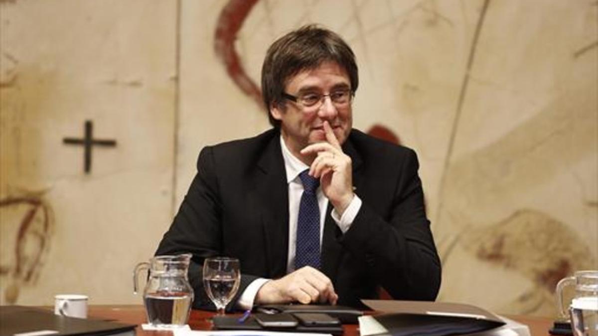 El 'president' Carles Puigdemont, en una reunión de Govern.