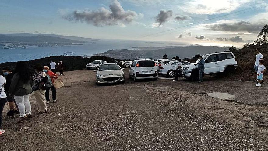 Gran cantidad de coches estacionados en la zona.   | G.N.