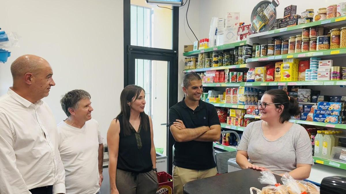 Los diputados Javier Ciprés y Antonio Abad (segundo y cuarto por la izquierda) con Santiago Ligros y Nuria Ros, de la Cámara de Comercio, con la responsable del multiservicio de Orrios en una visita a este comercio.