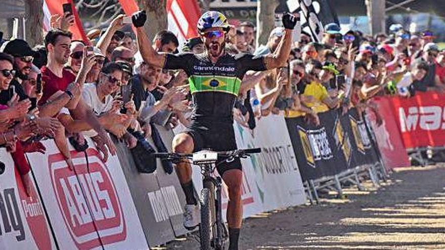 Henrique Avancini, en el moment de creuar la línia d&#039;arribada. Imatge de la sortida a Banyoles. Avancini i el segon classificat, Victor Koretsky, en un moment de la prova.