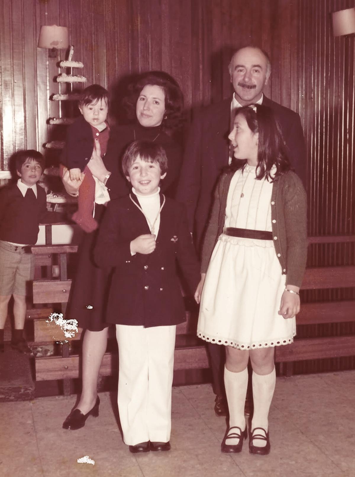 Amelia junto a su familia