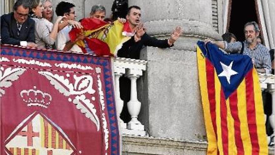 Fernández-Díaz i Bosch es van enfrontar ahir al balcó de Barcelona per penjar banderes.